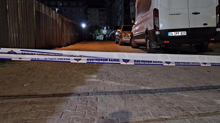 İstanbulda inşaat alanında toprak kaydı, yolda çatlak oluştu
