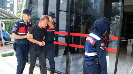 Alanyada eşini ve kayınvalidesini bıçaklayıp canlı yayında intihara kalkışan şüpheli adliyede