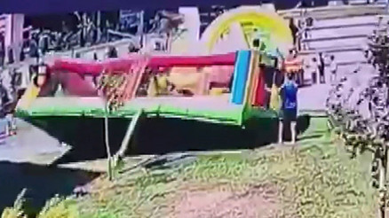 Rüzgar şişme oyun parkını uçurdu, 3 çocuk yaralandı