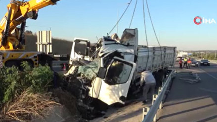 Çanakkalede feci kaza Kamyon bariyerlere çarptı: 2 can kaybı