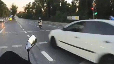 Yolun karşısına geçerken otomobilin çarptığı kadın öldü; kaza kamerada Yolun karşısına geçerken otomobilin çarptığı kadın öldü; kaza kamerada