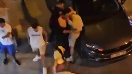 Bahçelievler’de bıçaklı kavga: Otomobilin üzerinde dövdüler
