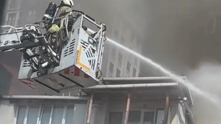 Kağıthane’de 4 katlı binanın çatısı alev alev yandı