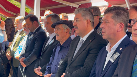 Yeni Parti Genel Başkanı Özel, Eskişehirde Yılmaz Büyükerşenin kardeşinin cenazesine katıldı