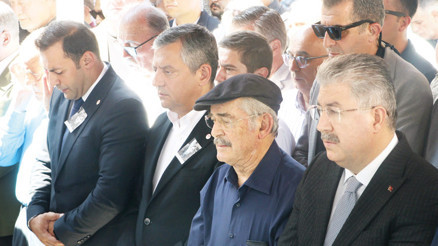 Özgür Özel Büyükerşen’i yalnız bırakmadı