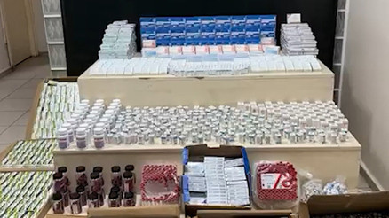 İzmirde 11 milyon liralık kaçak steroid operasyonu: 6 gözaltı İzmirde 11 milyon liralık kaçak steroid operasyonu: 6 gözaltı