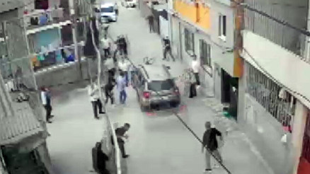 Kavgada otomobilini kalabalığın üzerine sürdü Yaralılar var