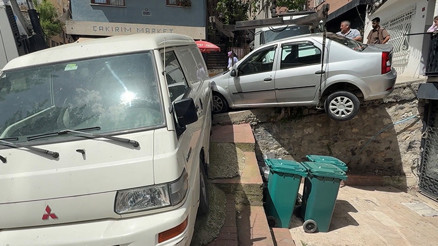 Beyoğlunda yokuştan kayan kargo aracının çarptığı otomobil askıda kaldı Beyoğlunda yokuştan kayan kargo aracının çarptığı otomobil askıda kaldı