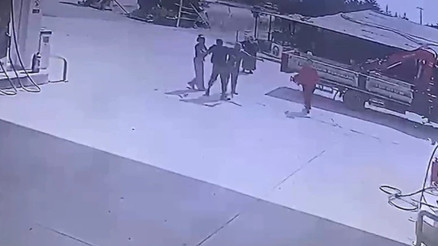 Denizlide silah zoruyla genç kızın kaçırılma anlarına ait görüntüler ortaya çıktı Denizlide silah zoruyla genç kızın kaçırılma anlarına ait görüntüler ortaya çıktı