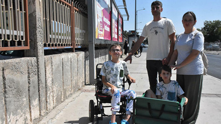 DMD hastası kardeşlerin zamana karşı yarışı: Biri tekerlekli sandalyede, diğeri yürüme yetisini kaybetmek üzere DMD hastası kardeşlerin zamana karşı yarışı: Biri tekerlekli sandalyede, diğeri yürüme yetisini kaybetmek üzere