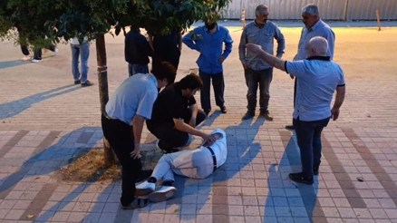 Kazayı duyan doktor, duvardan atlayarak yaralı sürücüye müdahale etti Kazayı duyan doktor, duvardan atlayarak yaralı sürücüye müdahale etti