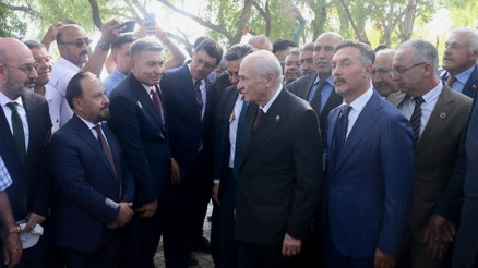 MHP lideri Bahçeli, Ahlatta partililer ve vatandaşlarla buluştu
