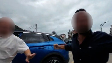 Öfkeyle kalkıp zararla oturdular: Otomobilden inip bisikletliye saldıranlara ders gibi ceza