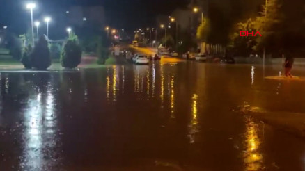 Kayseride sağanak sele dönüştü; yollar göle döndü Kayseride sağanak sele dönüştü; yollar göle döndü