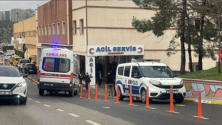 Şanlıurfada akraba ailelerin taşlı sopalı kavgası: 1 ölü, 3 yaralı Şanlıurfada akraba ailelerin taşlı sopalı kavgası: 1 ölü, 3 yaralı