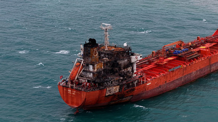 Dron saldırısına uğrayıp Samsun’da karaya oturan tanker römorkörle kaldırılacak Dron saldırısına uğrayıp Samsun’da karaya oturan tanker römorkörle kaldırılacak