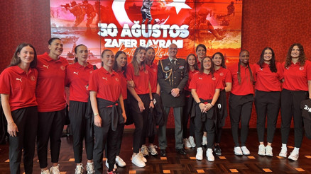 Berlin Büyükelçiliğinde 30 Ağustos coşkusu Berlin Büyükelçiliğinde 30 Ağustos coşkusu