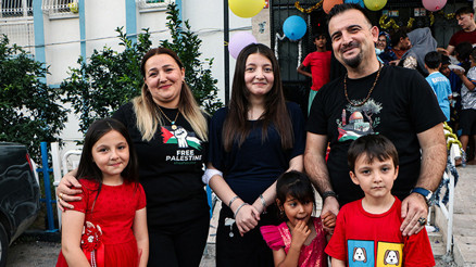 Adanada 12nci kattan düşüp hayatta kalan Ecrin, düştüğü noktada çocuklara pasta kesti Adanada 12nci kattan düşüp hayatta kalan Ecrin, düştüğü noktada çocuklara pasta kesti