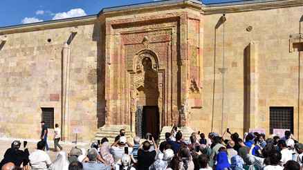 Divriği Ulu Camideki namaz kılan silüete ziyaretçi akını: İkindi vakti 4 metrelik gölge oluşuyor