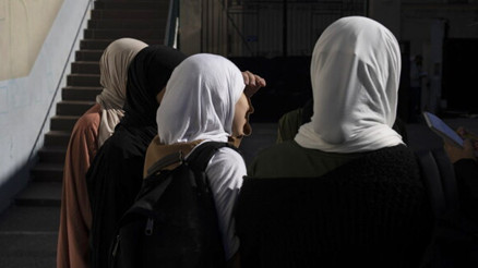 Fransada aşırı sağcılardan başörtüsü takanlara para cezası vaadi Fransada aşırı sağcılardan başörtüsü takanlara para cezası vaadi