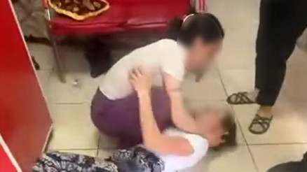 Hırsızlık için geldikleri eve ikinci kez girdiler, yakalanınca sara nöbeti tiyatrosu oynadılar