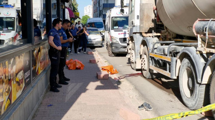 Beton mikserinin altında kalan yaya hayatını kaybetti