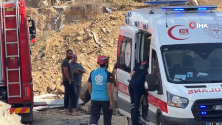 İstanbulda çifte alarm: Başakşehirde istinat duvarı çöktü, Tuzlada fabrikada yangın