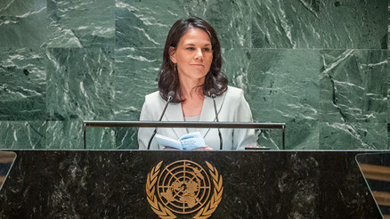 Annalena Baerbock’a New York’ta profesörlük eleştirisi