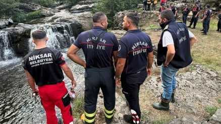 Serinlemek için şelaleye giren iki kardeş hayatını kaybetti
