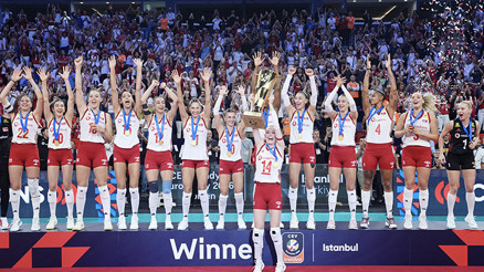 Bakan Bak, Avrupa şampiyonu A Milli Kadın Voleybol Takımını tebrik etti