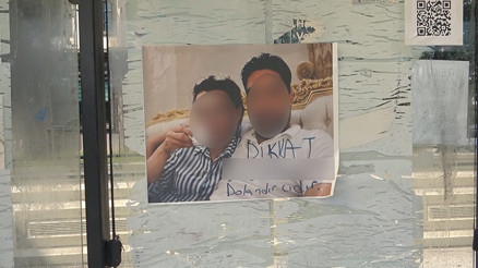 Adana’da otobüs durağında görenleri şaşırtan ilan: Dikkat, dolandırıcıdır Adana’da otobüs durağında görenleri şaşırtan ilan: Dikkat, dolandırıcıdır