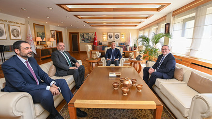 Bakan Ersoy ile Prof. Dr. Erhan Afyoncu’dan tarih ve kültür buluşması Bakan Ersoy ile Prof. Dr. Erhan Afyoncu’dan tarih ve kültür buluşması