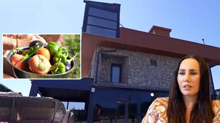 Asena’nın çiftlik evi... Bahçesinde sebze meyvesini kendi yetiştiriyor Asena’nın çiftlik evi... Bahçesinde sebze meyvesini kendi yetiştiriyor