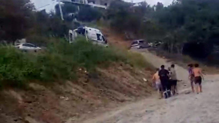 Dalgalı denizde tehlikeli eğlence 4 arkadaşı çevredekiler kurtardı