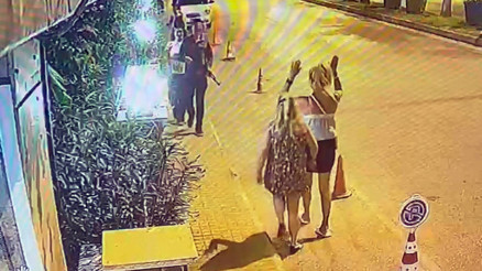 Turizm merkezinde Kalaşnikof paniği: Sokakta dolaşan kişi yakalandı, silah oyuncak çıktı Turizm merkezinde Kalaşnikof paniği: Sokakta dolaşan kişi yakalandı, silah oyuncak çıktı