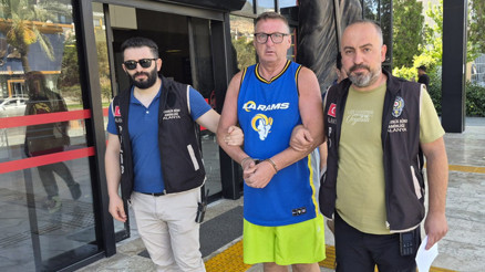 Antalyada Türk bayrağına tüküren İngiliz turist tutuklandı