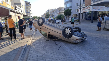 Kamyonetle çarpışan otomobil takla attı: Sürücü yaralandı