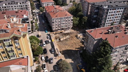 Bahçelievlerde 5 katlı binanın istinat duvarı çöktü, merdivenleri hasar gördü