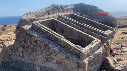 Dev kayanın üzerine oyulmuş 2 bin 400 yıllık ikiz lahit dikkat çekiyor