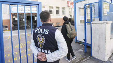 Okullar sıkı güvenlikle açılıyor