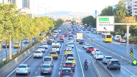 İstanbulda trafik yoğunluğu Günün erken saatlerinde başladı