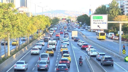İstanbulda yeni eğitim öğretin döneminin ilk günü trafik yoğunluğu oluştu
