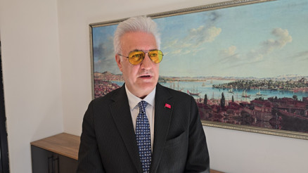 Tamer Karadağlı Prizren’de: “Göğe Yazılmış Bir Alp” sahnelendi