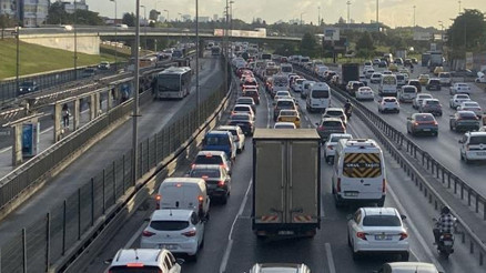 Okulların ikinci gününde trafik yoğunluğu arttı