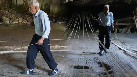 76 yaşındaki Macık, mağarada babasından kalan mirasa sahip çıkıyor Nemli olduğu için burayı tercih ediyorum