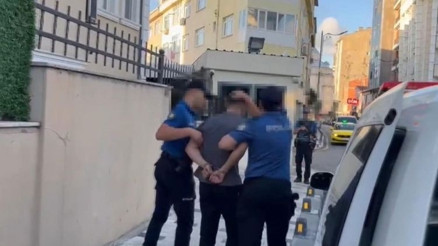 Şişli’de Atatürk’e hakaret eden şüpheli yakalandı Şişli’de Atatürk’e hakaret eden şüpheli yakalandı