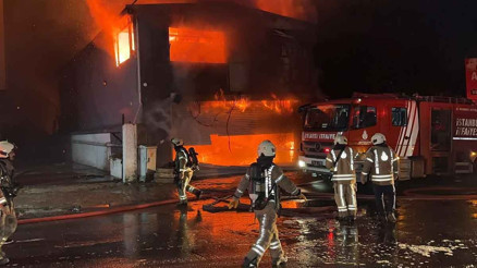 Lastikçide başlayan yangın iş yerlerine sıçradı 6 iş yeri zarar gördü