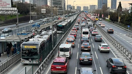 İstanbul güne yağışla başladı Trafik yoğunluğu yüzde 71e çıktı