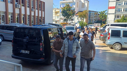 Lise önünde pompalı tüfek alarmı: 3 kişi tutuklandı Lise önünde pompalı tüfek alarmı: 3 kişi tutuklandı