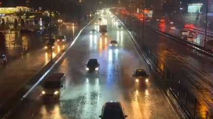 İstanbulda sağanak bir anda bastırdı... Yolar göle döndü, vatandaşlar zor anlar yaşadı İstanbulda sağanak bir anda bastırdı... Yolar göle döndü, vatandaşlar zor anlar yaşadı